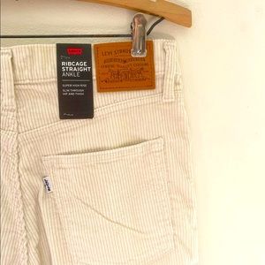 NWT Levi’s White Cropped Corduroy Pants